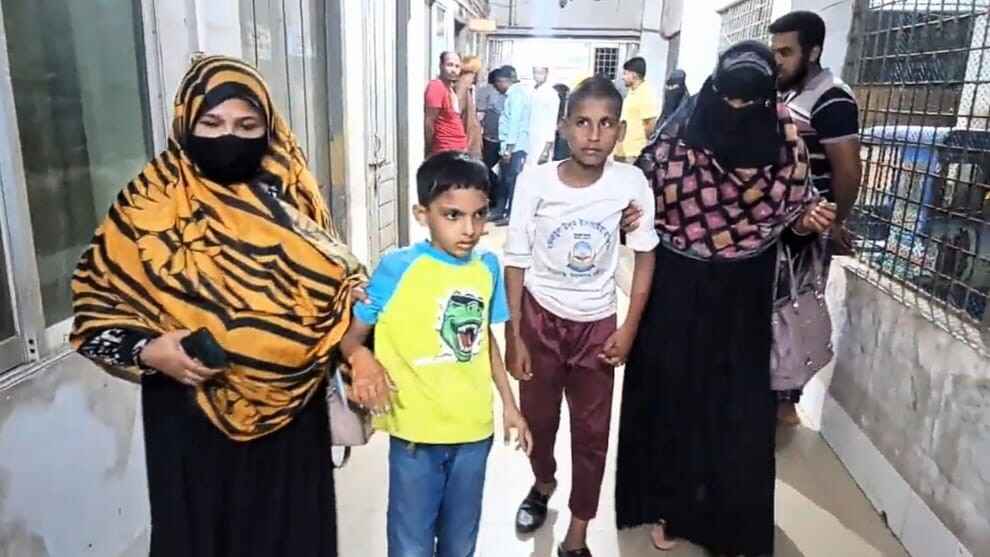 ৮০০ টাকা চুরির অপবাদে দুই শিশুকে হাত বেঁধে সিগারেটের সেঁকা